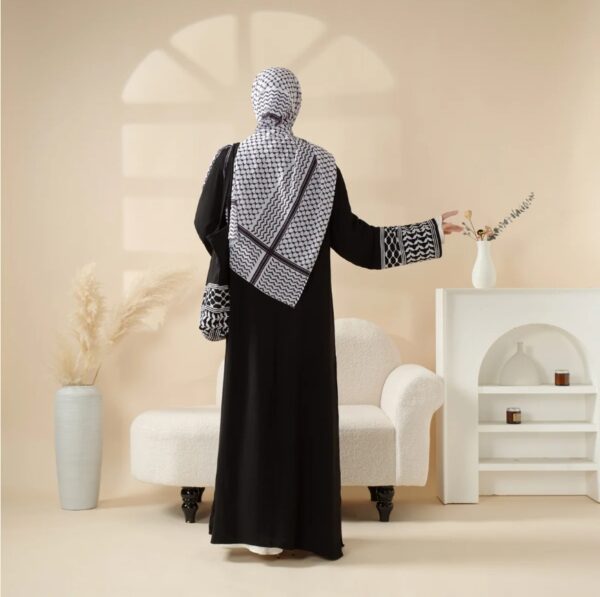 Keffiyeh Style Abaya With Crossbody Bag - Image 7